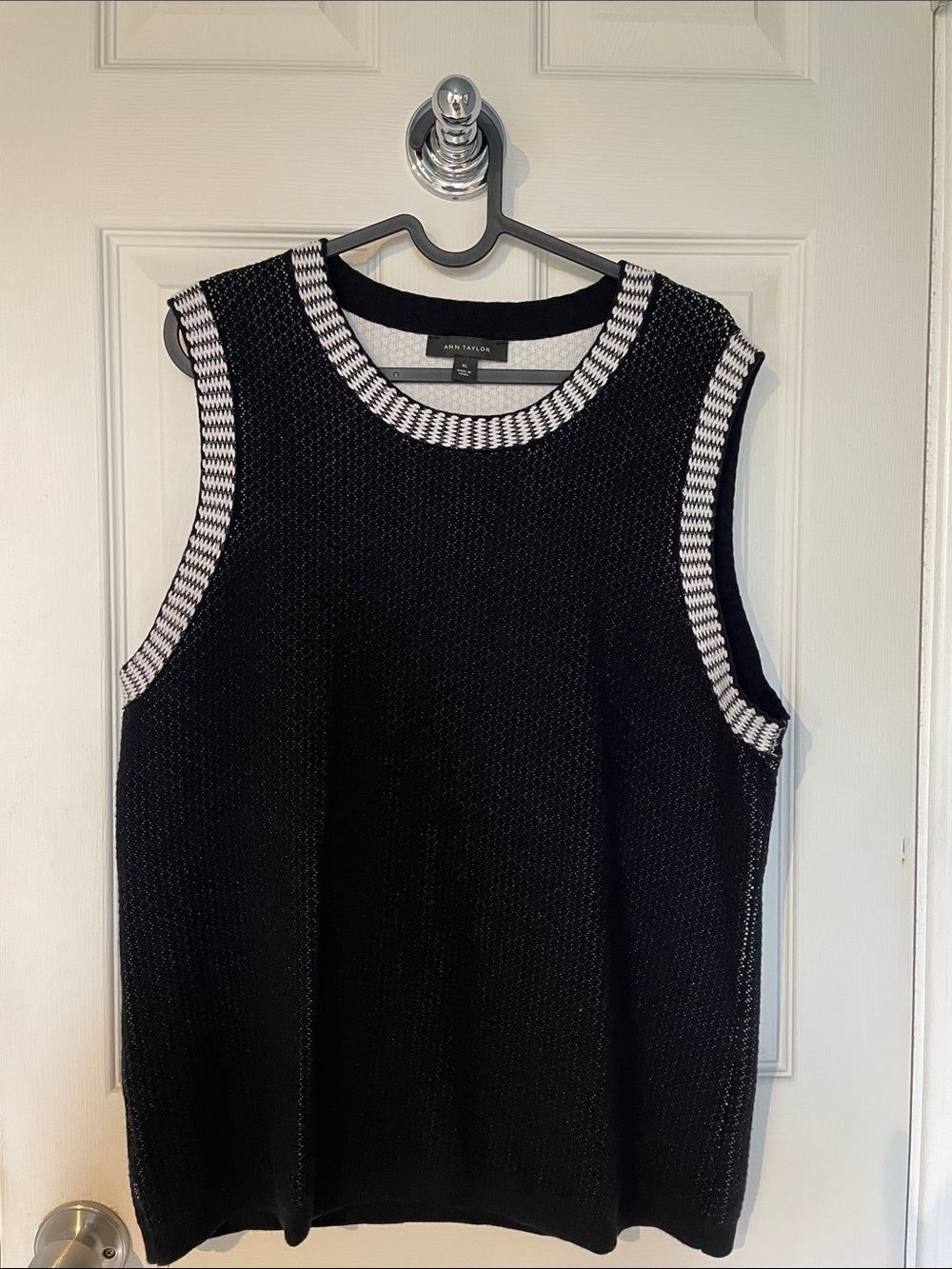Ann Taylor Black & White Sleeveless Crewneck Knit Top
